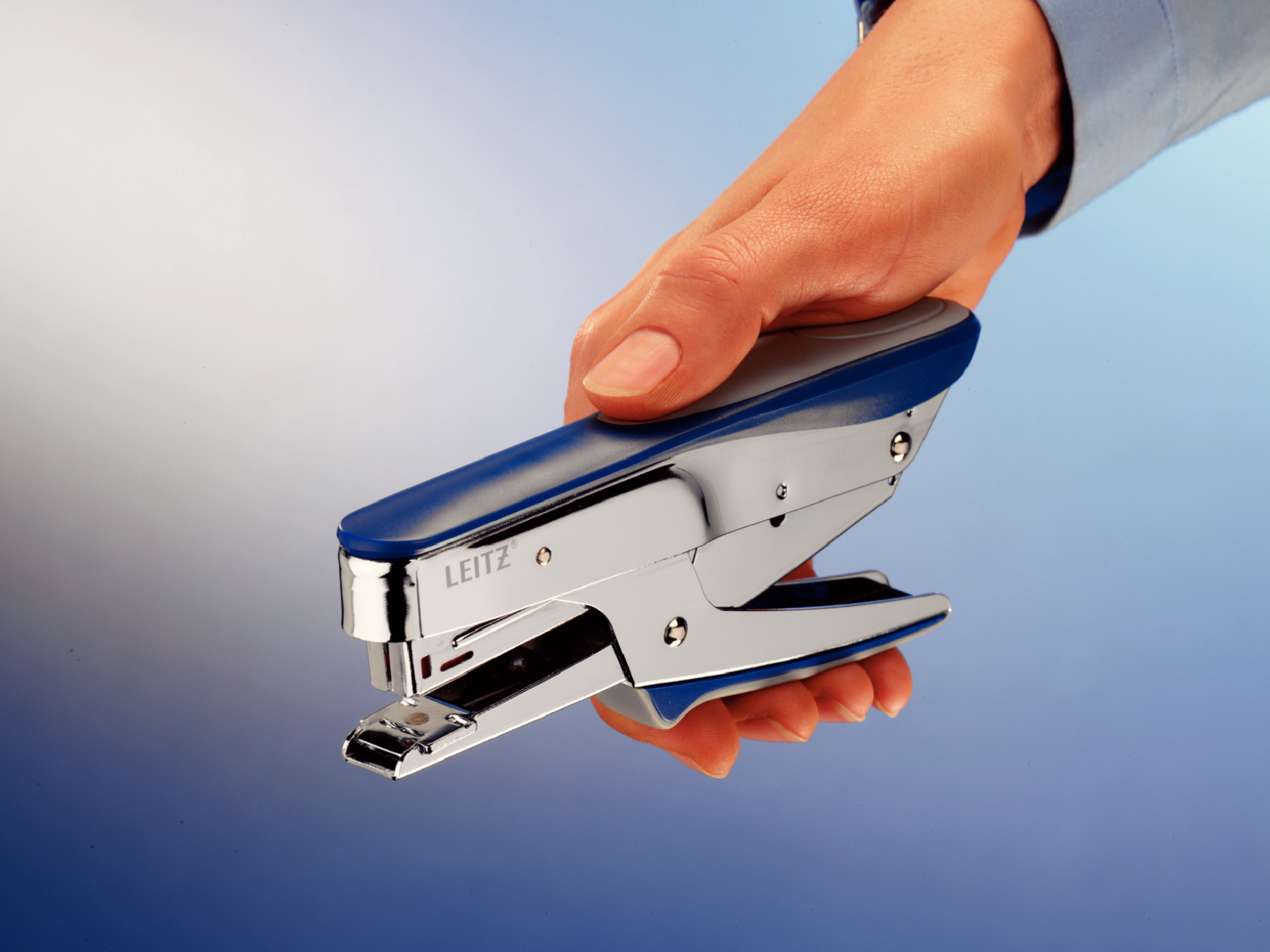 Zszywacz nożycowy Leitz niebieski