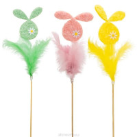 Króliczek z piórkami na piku SKE20 Brewis